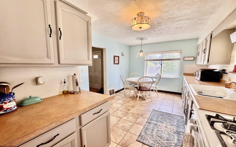 1131 SUNSET Drive, Fairmont, West Virginia 26554, 2 Bedrooms Bedrooms, 4 Rooms Rooms,1 BathroomBathrooms,Single Family Detached,For Sale,SUNSET,10160629