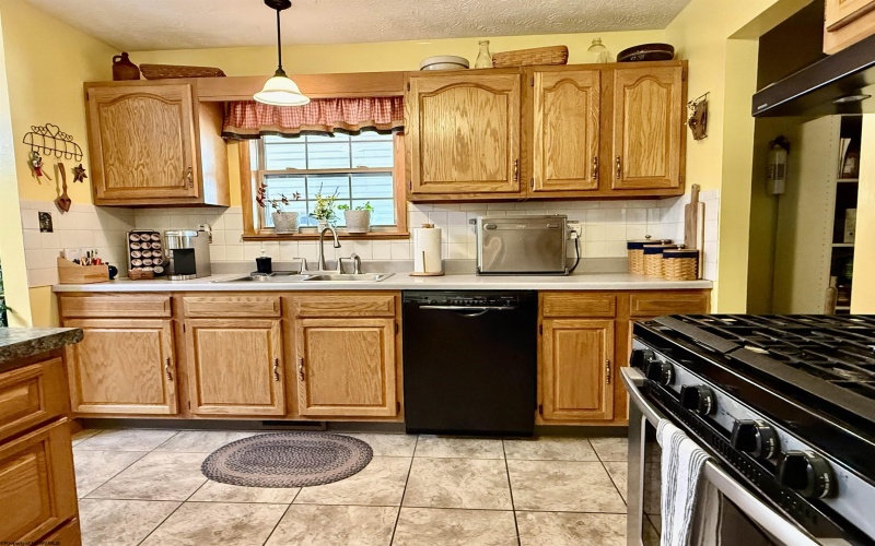 25 Lofty Lane, Montana Mines, West Virginia 26586, 4 Bedrooms Bedrooms, 9 Rooms Rooms,3 BathroomsBathrooms,Single Family Detached,For Sale,Lofty,10160669