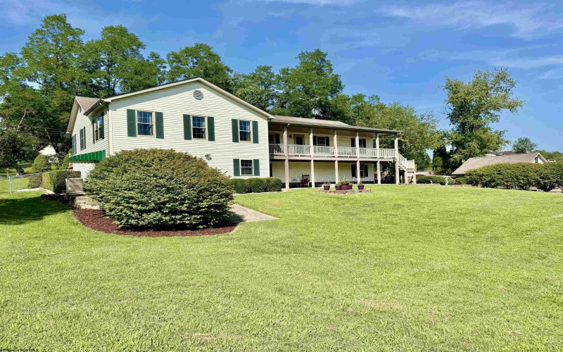 25 Lofty Lane, Montana Mines, West Virginia 26586, 4 Bedrooms Bedrooms, 9 Rooms Rooms,3 BathroomsBathrooms,Single Family Detached,For Sale,Lofty,10160669