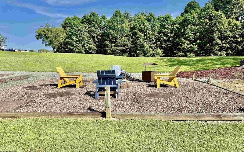 25 Lofty Lane, Montana Mines, West Virginia 26586, 4 Bedrooms Bedrooms, 9 Rooms Rooms,3 BathroomsBathrooms,Single Family Detached,For Sale,Lofty,10160669
