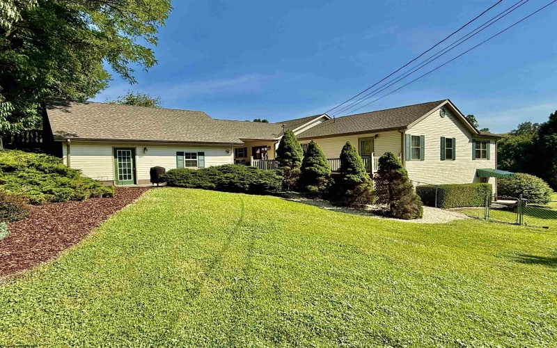 25 Lofty Lane, Montana Mines, West Virginia 26586, 4 Bedrooms Bedrooms, 9 Rooms Rooms,3 BathroomsBathrooms,Single Family Detached,For Sale,Lofty,10160669
