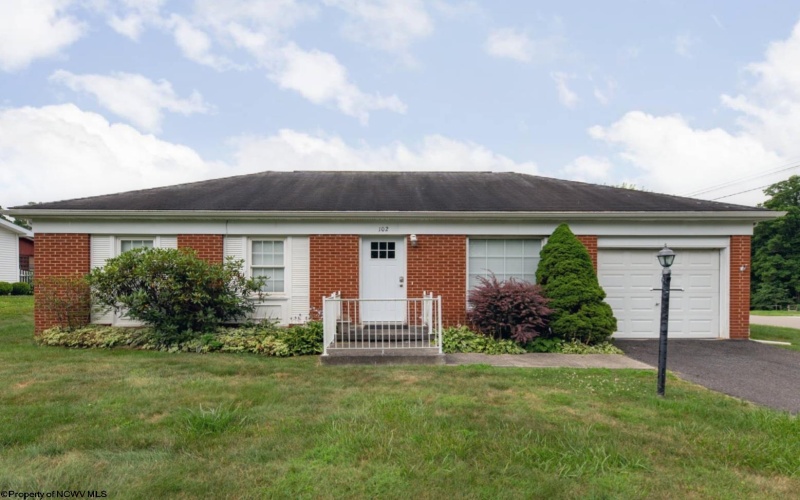 102 Seemont Drive, Kingwood, West Virginia 26537, 2 Bedrooms Bedrooms, 6 Rooms Rooms,1 BathroomBathrooms,Single Family Detached,For Sale,Seemont,10160722