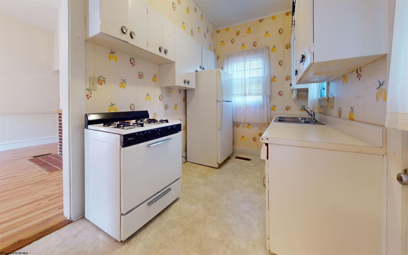 302 Adams Street, Mannington, West Virginia 26582, 2 Bedrooms Bedrooms, 5 Rooms Rooms,1 BathroomBathrooms,Single Family Detached,For Sale,Adams,10160704