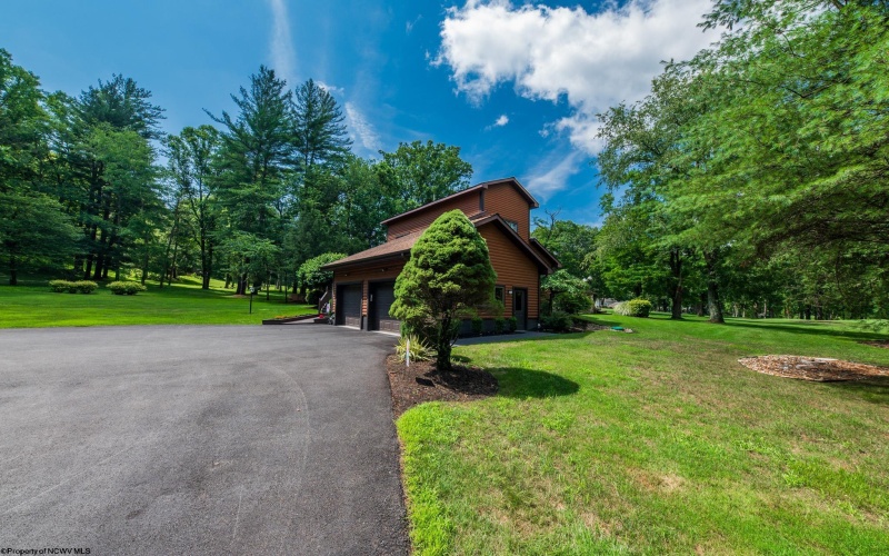 102 Country Club Court, Kingwood, West Virginia 26537, 3 Bedrooms Bedrooms, 10 Rooms Rooms,3 BathroomsBathrooms,Single Family Detached,For Sale,Country Club,10160734