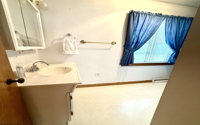 100 Shawnee Way, Clarksburg, West Virginia 26301, 3 Bedrooms Bedrooms, 7 Rooms Rooms,2 BathroomsBathrooms,Single Family Detached,For Sale,Shawnee,10160766