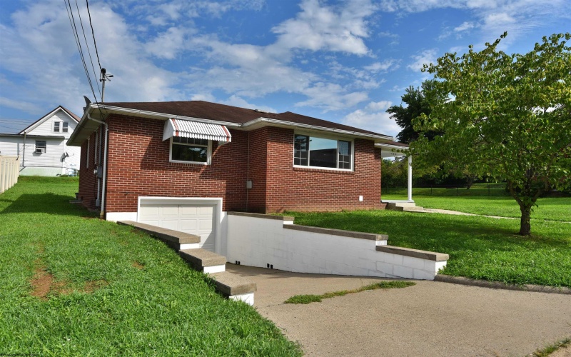 144 Seneca Drive, Clarksburg, West Virginia 26301, 3 Bedrooms Bedrooms, 6 Rooms Rooms,2 BathroomsBathrooms,Single Family Detached,For Sale,Seneca,10160771