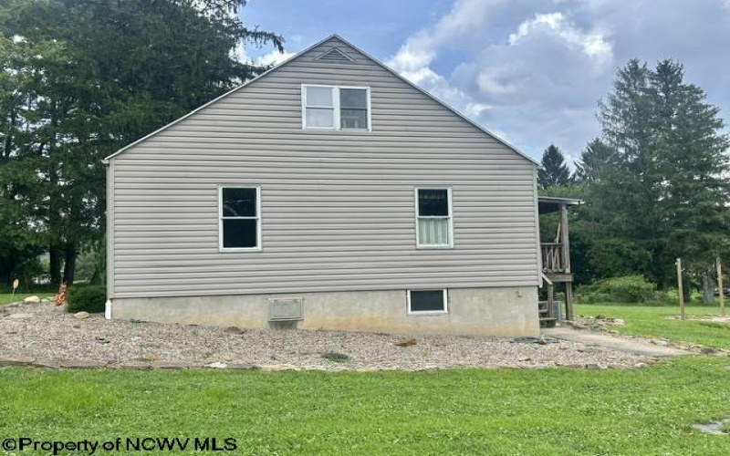 339 Chesapeake Road, Fairmont, West Virginia 26554, 4 Bedrooms Bedrooms, 7 Rooms Rooms,1 BathroomBathrooms,Single Family Detached,For Sale,Chesapeake,10160774
