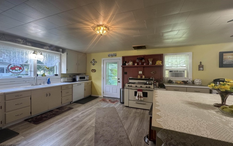 38 Kitson Street, Weston, West Virginia 26452, 4 Bedrooms Bedrooms, 9 Rooms Rooms,2 BathroomsBathrooms,Single Family Detached,For Sale,Kitson,10160776