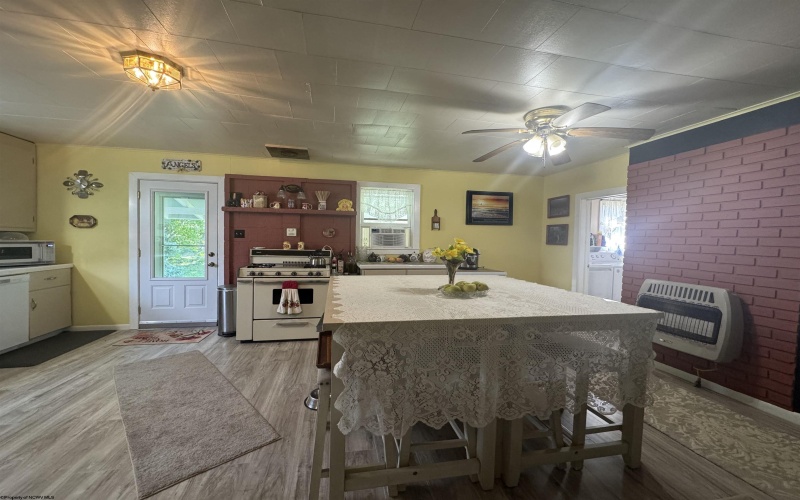38 Kitson Street, Weston, West Virginia 26452, 4 Bedrooms Bedrooms, 9 Rooms Rooms,2 BathroomsBathrooms,Single Family Detached,For Sale,Kitson,10160776
