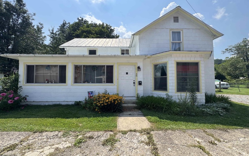 38 Kitson Street, Weston, West Virginia 26452, 4 Bedrooms Bedrooms, 9 Rooms Rooms,2 BathroomsBathrooms,Single Family Detached,For Sale,Kitson,10160776