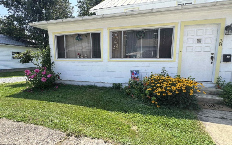38 Kitson Street, Weston, West Virginia 26452, 4 Bedrooms Bedrooms, 9 Rooms Rooms,2 BathroomsBathrooms,Single Family Detached,For Sale,Kitson,10160776