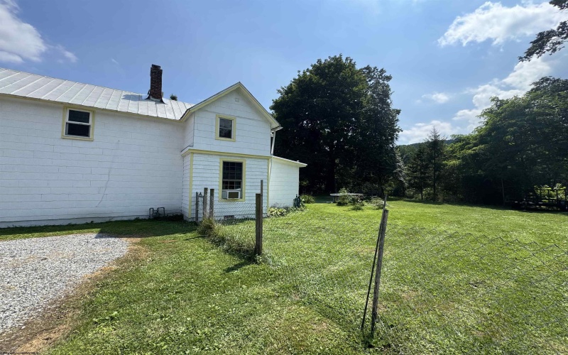 38 Kitson Street, Weston, West Virginia 26452, 4 Bedrooms Bedrooms, 9 Rooms Rooms,2 BathroomsBathrooms,Single Family Detached,For Sale,Kitson,10160776