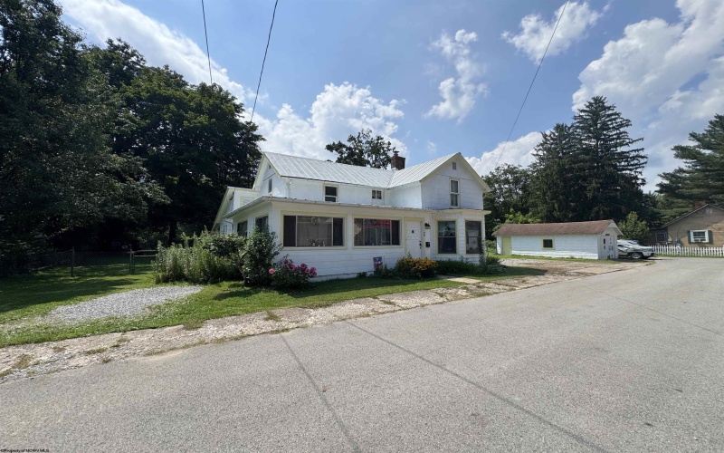 38 Kitson Street, Weston, West Virginia 26452, 4 Bedrooms Bedrooms, 9 Rooms Rooms,2 BathroomsBathrooms,Single Family Detached,For Sale,Kitson,10160776