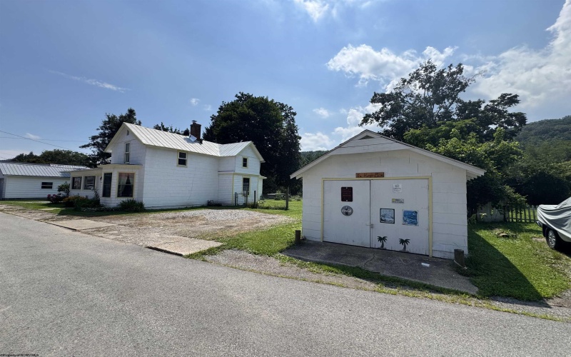 38 Kitson Street, Weston, West Virginia 26452, 4 Bedrooms Bedrooms, 9 Rooms Rooms,2 BathroomsBathrooms,Single Family Detached,For Sale,Kitson,10160776