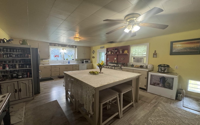 38 Kitson Street, Weston, West Virginia 26452, 4 Bedrooms Bedrooms, 9 Rooms Rooms,2 BathroomsBathrooms,Single Family Detached,For Sale,Kitson,10160776