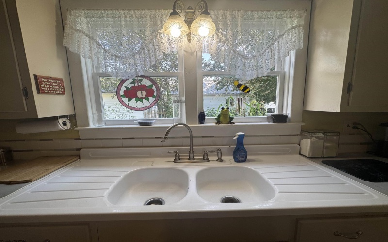 38 Kitson Street, Weston, West Virginia 26452, 4 Bedrooms Bedrooms, 9 Rooms Rooms,2 BathroomsBathrooms,Single Family Detached,For Sale,Kitson,10160776
