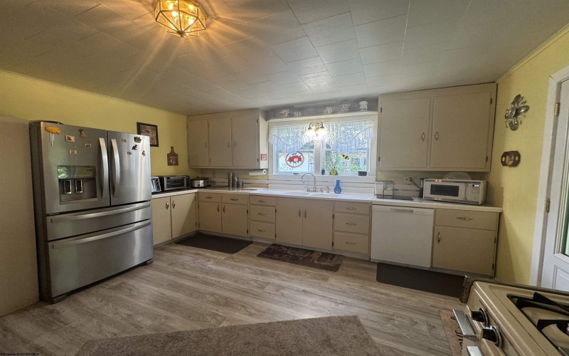 38 Kitson Street, Weston, West Virginia 26452, 4 Bedrooms Bedrooms, 9 Rooms Rooms,2 BathroomsBathrooms,Single Family Detached,For Sale,Kitson,10160776