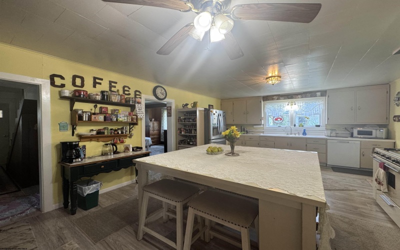 38 Kitson Street, Weston, West Virginia 26452, 4 Bedrooms Bedrooms, 9 Rooms Rooms,2 BathroomsBathrooms,Single Family Detached,For Sale,Kitson,10160776