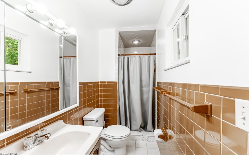 922 Henry Drive, Fairmont, West Virginia 26554, 3 Bedrooms Bedrooms, 7 Rooms Rooms,2 BathroomsBathrooms,Single Family Detached,For Sale,Henry,10160786
