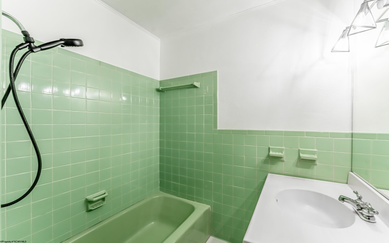 922 Henry Drive, Fairmont, West Virginia 26554, 3 Bedrooms Bedrooms, 7 Rooms Rooms,2 BathroomsBathrooms,Single Family Detached,For Sale,Henry,10160786
