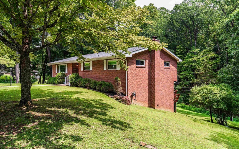 922 Henry Drive, Fairmont, West Virginia 26554, 3 Bedrooms Bedrooms, 7 Rooms Rooms,2 BathroomsBathrooms,Single Family Detached,For Sale,Henry,10160786