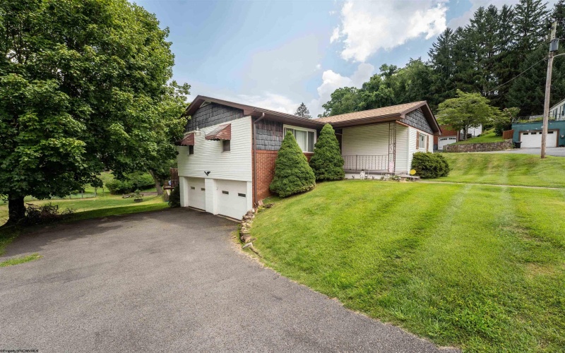 1112 Westmont Road, Fairmont, West Virginia 26554, 3 Bedrooms Bedrooms, 7 Rooms Rooms,2 BathroomsBathrooms,Single Family Detached,For Sale,Westmont,10160819