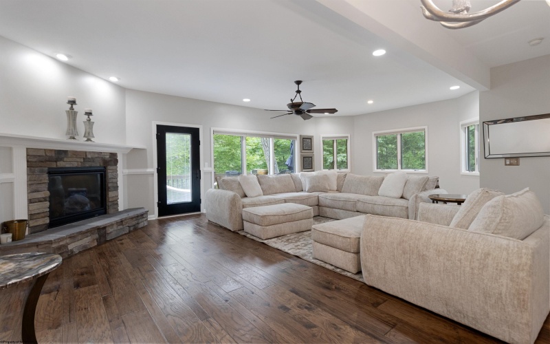 215 Aaron Smith Drive, Bridgeport, West Virginia 26330, 3 Bedrooms Bedrooms, 5 Rooms Rooms,3 BathroomsBathrooms,Single Family Attached,For Sale,Aaron Smith,10160841