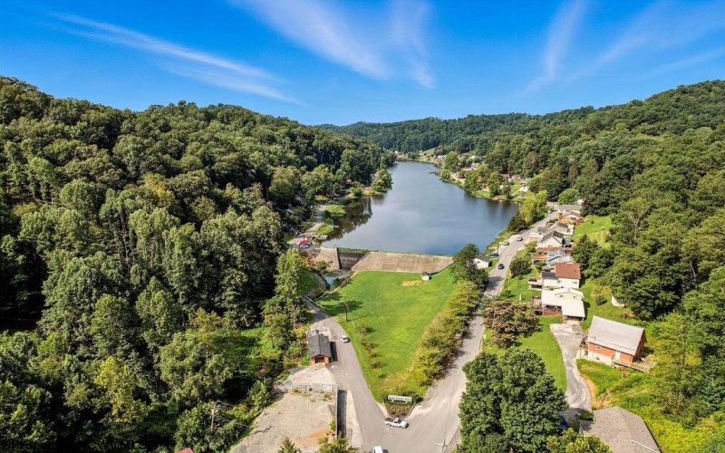 360 Lake Floyd Circle, Bristol, West Virginia 26426-0000, 2 Bedrooms Bedrooms, 6 Rooms Rooms,1 BathroomBathrooms,Single Family Detached,For Sale,Lake Floyd,10160858