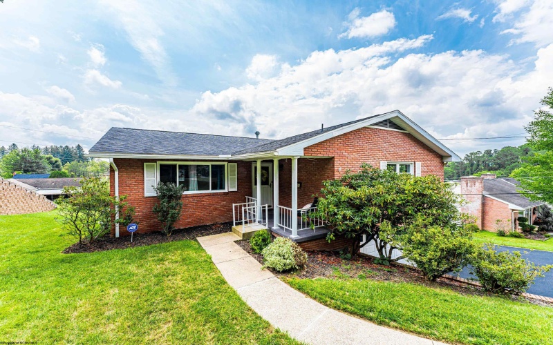 936 Pine Hill Drive, Fairmont, West Virginia 26554, 3 Bedrooms Bedrooms, 8 Rooms Rooms,3 BathroomsBathrooms,Single Family Detached,For Sale,Pine Hill,10160860