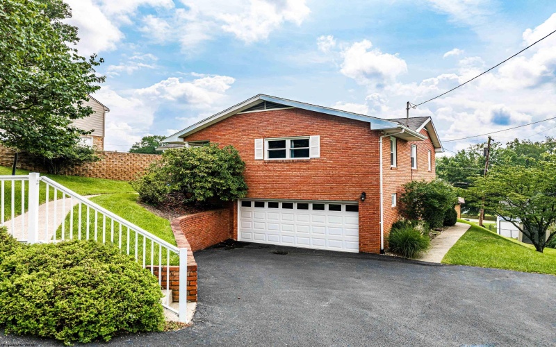 936 Pine Hill Drive, Fairmont, West Virginia 26554, 3 Bedrooms Bedrooms, 8 Rooms Rooms,3 BathroomsBathrooms,Single Family Detached,For Sale,Pine Hill,10160860