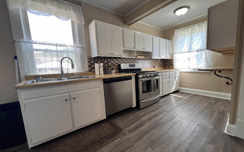 247 Park Boulevard, Clarksburg, West Virginia 26301, 3 Bedrooms Bedrooms, 6 Rooms Rooms,1 BathroomBathrooms,Single Family Detached,For Sale,Park,10160903