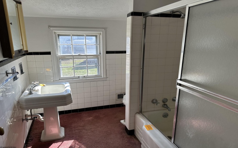 527 Milford Street, Clarksburg, West Virginia 26301, 3 Bedrooms Bedrooms, 8 Rooms Rooms,1 BathroomBathrooms,Single Family Detached,For Sale,Milford,10158138