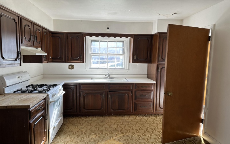 527 Milford Street, Clarksburg, West Virginia 26301, 3 Bedrooms Bedrooms, 8 Rooms Rooms,1 BathroomBathrooms,Single Family Detached,For Sale,Milford,10158138
