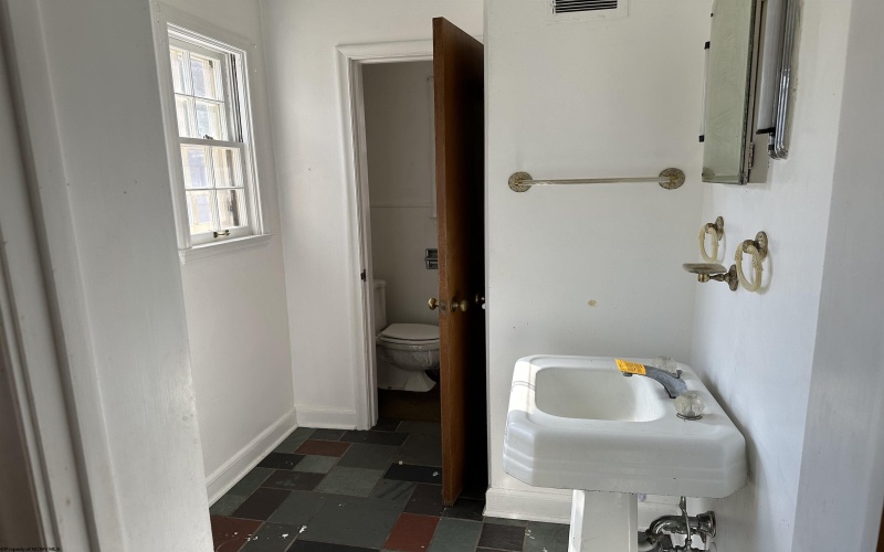 527 Milford Street, Clarksburg, West Virginia 26301, 3 Bedrooms Bedrooms, 8 Rooms Rooms,1 BathroomBathrooms,Single Family Detached,For Sale,Milford,10158138