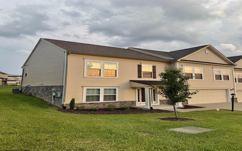 322 Parkview Drive, Bridgeport, West Virginia 26330, 4 Bedrooms Bedrooms, 5 Rooms Rooms,2 BathroomsBathrooms,Single Family Attached,For Sale,Parkview,10157438