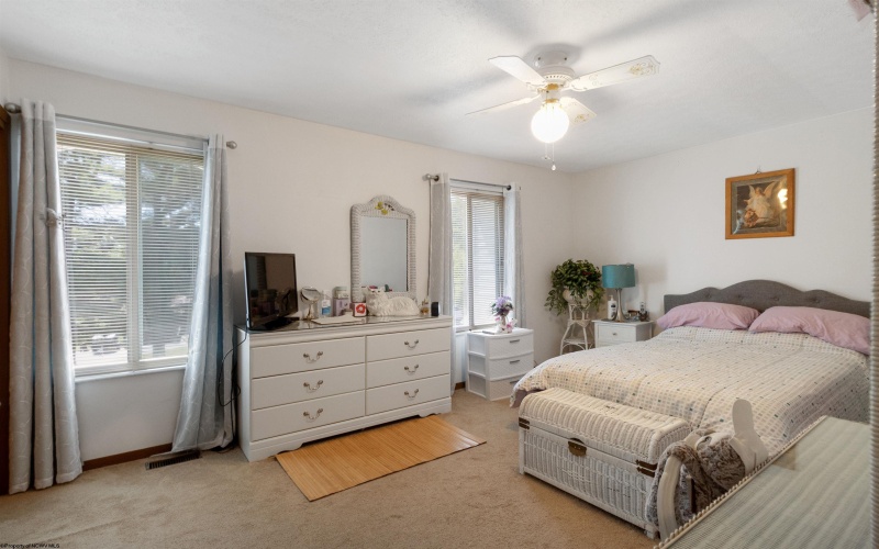 96 Pinewood Road, Clarksburg, West Virginia 26301, 3 Bedrooms Bedrooms, 6 Rooms Rooms,1 BathroomBathrooms,Single Family Attached,For Sale,Pinewood,10160928