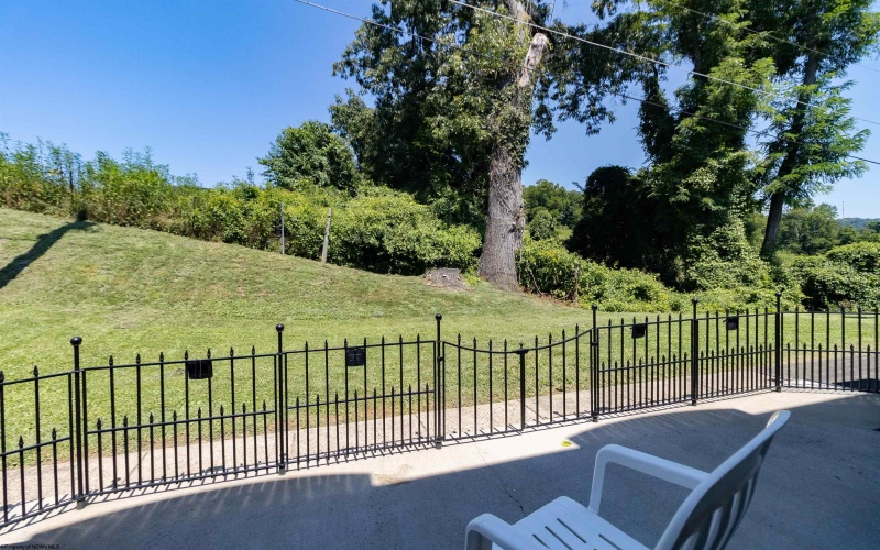 96 Pinewood Road, Clarksburg, West Virginia 26301, 3 Bedrooms Bedrooms, 6 Rooms Rooms,1 BathroomBathrooms,Single Family Attached,For Sale,Pinewood,10160928