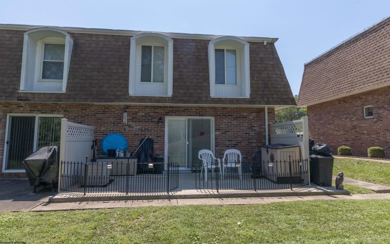 96 Pinewood Road, Clarksburg, West Virginia 26301, 3 Bedrooms Bedrooms, 6 Rooms Rooms,1 BathroomBathrooms,Single Family Attached,For Sale,Pinewood,10160928