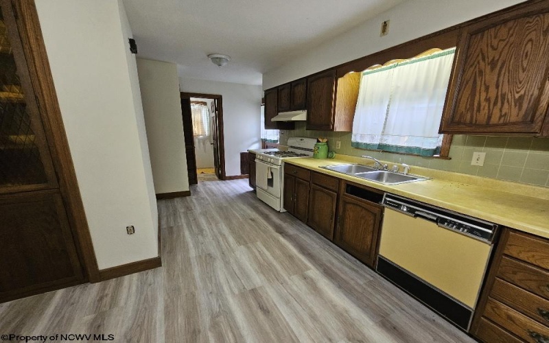 439 Chestnut Street, Clarksburg, West Virginia 26301, 5 Bedrooms Bedrooms, 11 Rooms Rooms,2 BathroomsBathrooms,Single Family Detached,For Sale,Chestnut,10160954