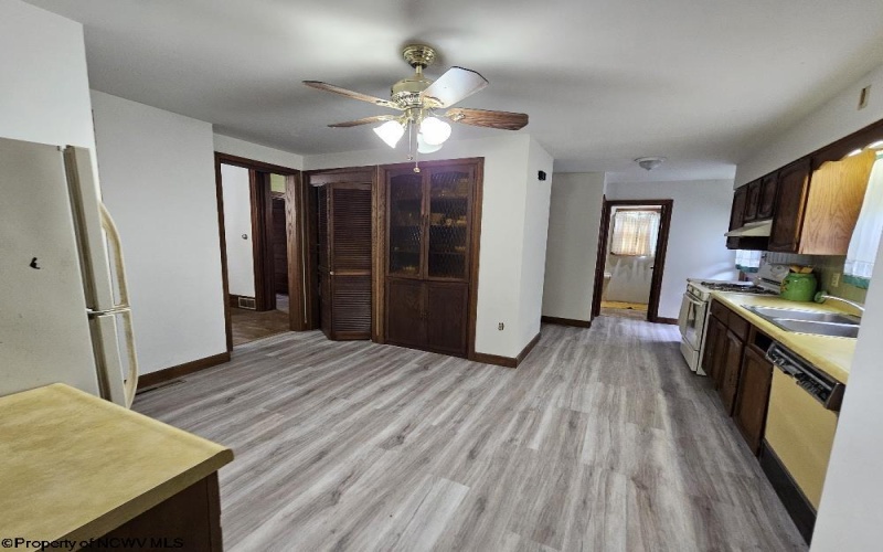 439 Chestnut Street, Clarksburg, West Virginia 26301, 5 Bedrooms Bedrooms, 11 Rooms Rooms,2 BathroomsBathrooms,Single Family Detached,For Sale,Chestnut,10160954