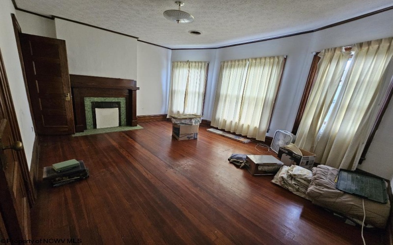 439 Chestnut Street, Clarksburg, West Virginia 26301, 5 Bedrooms Bedrooms, 11 Rooms Rooms,2 BathroomsBathrooms,Single Family Detached,For Sale,Chestnut,10160954