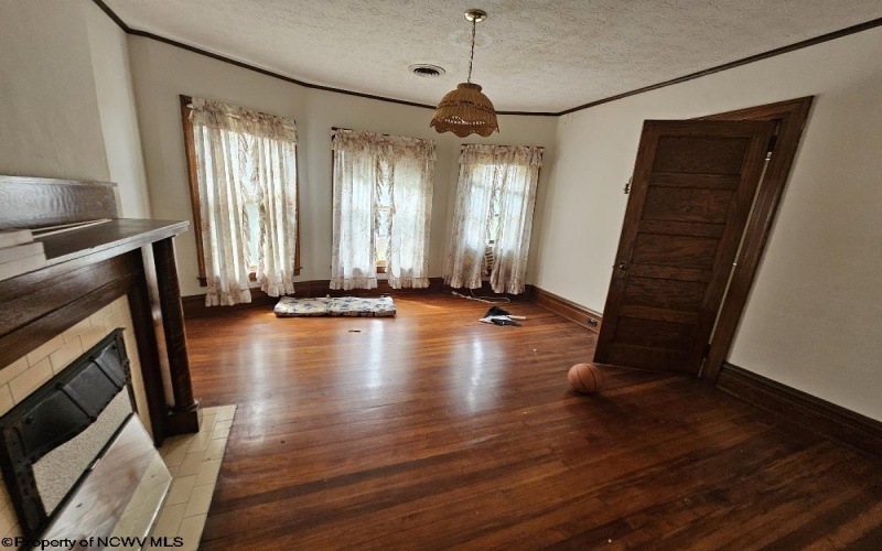 439 Chestnut Street, Clarksburg, West Virginia 26301, 5 Bedrooms Bedrooms, 11 Rooms Rooms,2 BathroomsBathrooms,Single Family Detached,For Sale,Chestnut,10160954