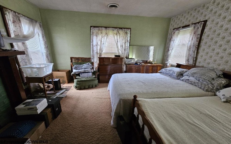 439 Chestnut Street, Clarksburg, West Virginia 26301, 5 Bedrooms Bedrooms, 11 Rooms Rooms,2 BathroomsBathrooms,Single Family Detached,For Sale,Chestnut,10160954