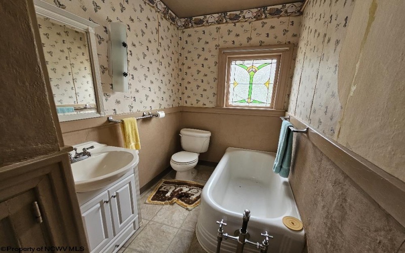 439 Chestnut Street, Clarksburg, West Virginia 26301, 5 Bedrooms Bedrooms, 11 Rooms Rooms,2 BathroomsBathrooms,Single Family Detached,For Sale,Chestnut,10160954