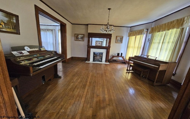 439 Chestnut Street, Clarksburg, West Virginia 26301, 5 Bedrooms Bedrooms, 11 Rooms Rooms,2 BathroomsBathrooms,Single Family Detached,For Sale,Chestnut,10160954