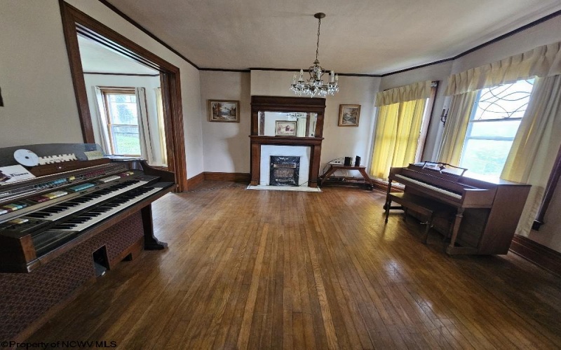 439 Chestnut Street, Clarksburg, West Virginia 26301, 5 Bedrooms Bedrooms, 11 Rooms Rooms,2 BathroomsBathrooms,Single Family Detached,For Sale,Chestnut,10160954