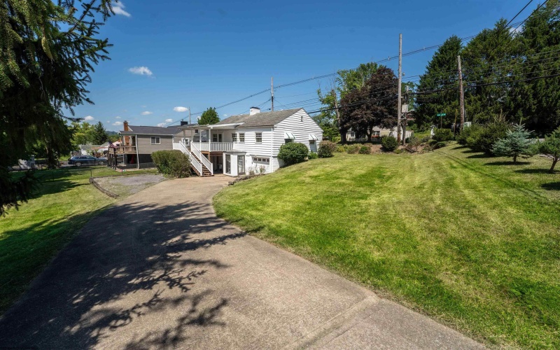 3233 University Avenue, Morgantown, West Virginia 26505, 3 Bedrooms Bedrooms, 7 Rooms Rooms,2 BathroomsBathrooms,Single Family Detached,For Sale,University,10161002