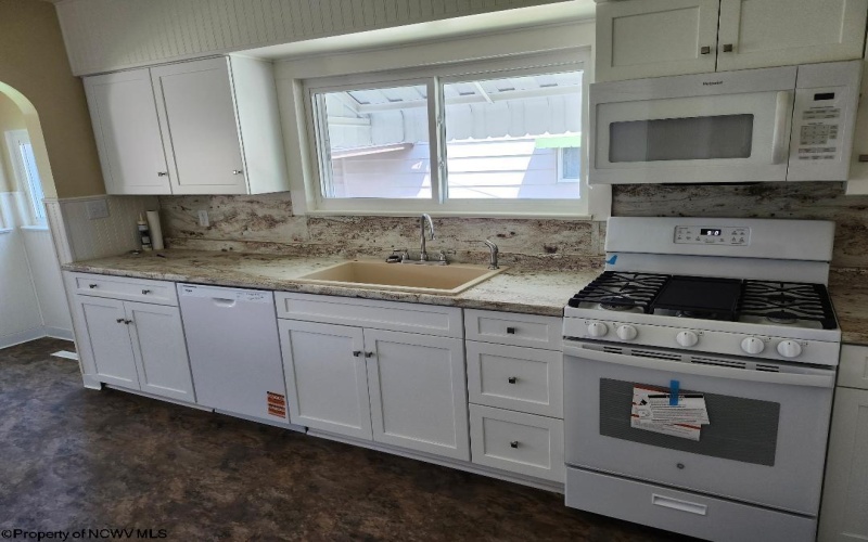 408 Bellview Avenue, Fairmont, West Virginia 26554-1908, 2 Bedrooms Bedrooms, 4 Rooms Rooms,1 BathroomBathrooms,Single Family Detached,For Sale,Bellview,10161034