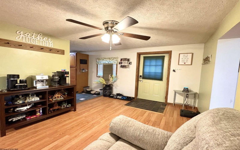 911 Illinois Avenue, Nutter Fort, West Virginia 26301, 4 Bedrooms Bedrooms, 6 Rooms Rooms,2 BathroomsBathrooms,Single Family Detached,For Sale,Illinois,10161018