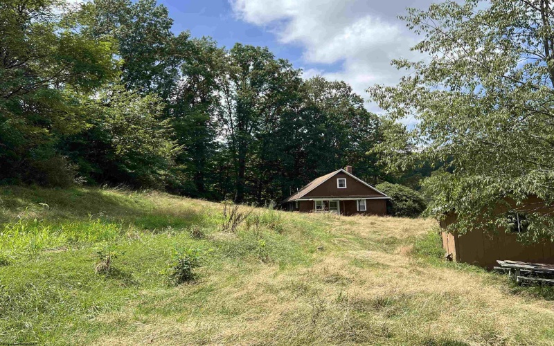 40 Bright Drive, Montrose, West Virginia 26283, 4 Bedrooms Bedrooms, 8 Rooms Rooms,1 BathroomBathrooms,Single Family Detached,For Sale,Bright,10161091